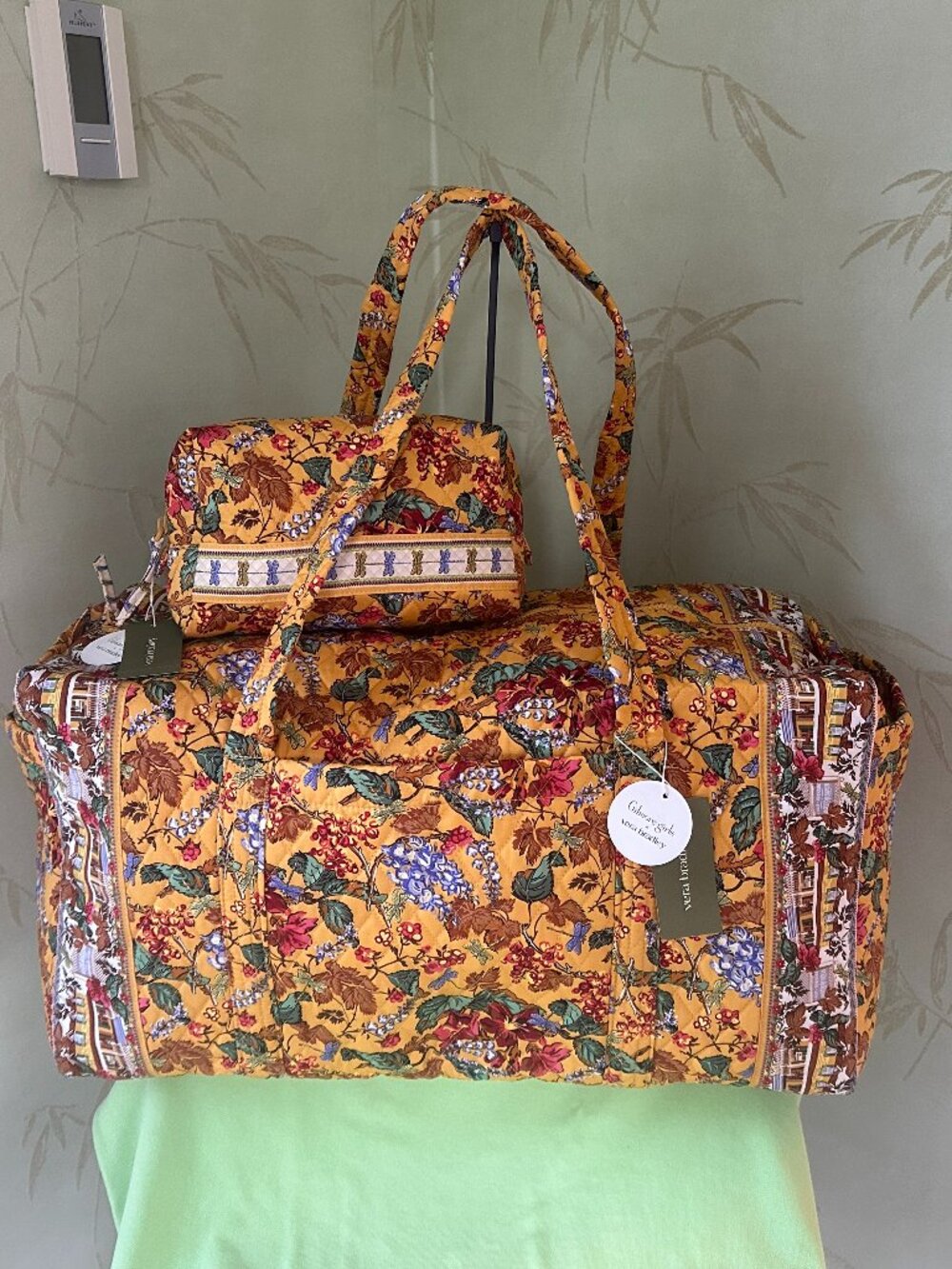 VERA BRADLEY x GILMORE GIRLS LARGE ORIGINAL DUFFEL BAG + COSMETIC BAG (SET):NWT - Picture 5 of 15